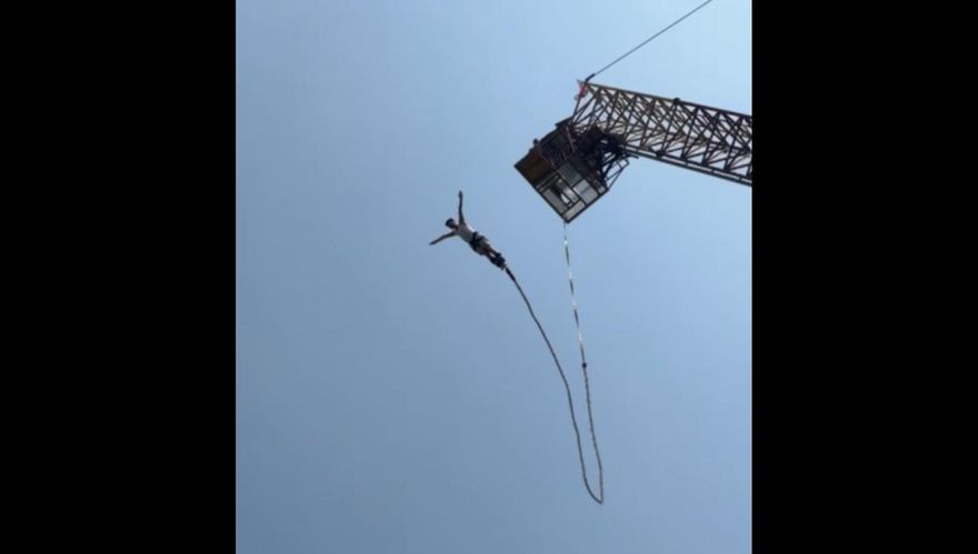 影/驚悚影片曝！縱身一躍「繩索斷了」　港男高空彈跳直墜湖底險死