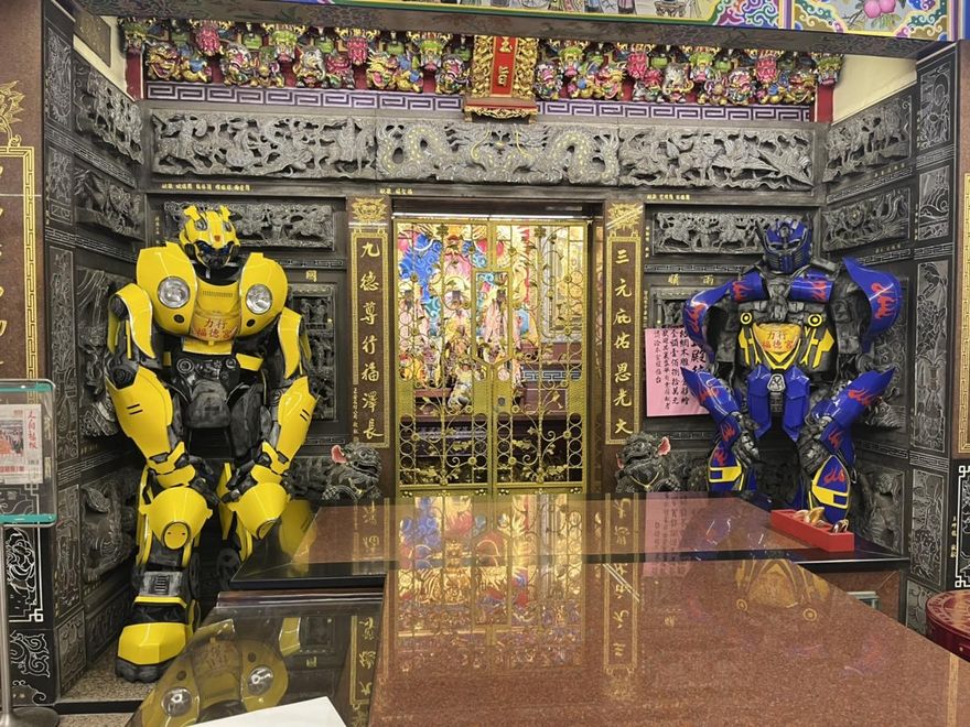 百年難得一見！3尊變形金剛當上護法神將　信眾搶打卡拍照