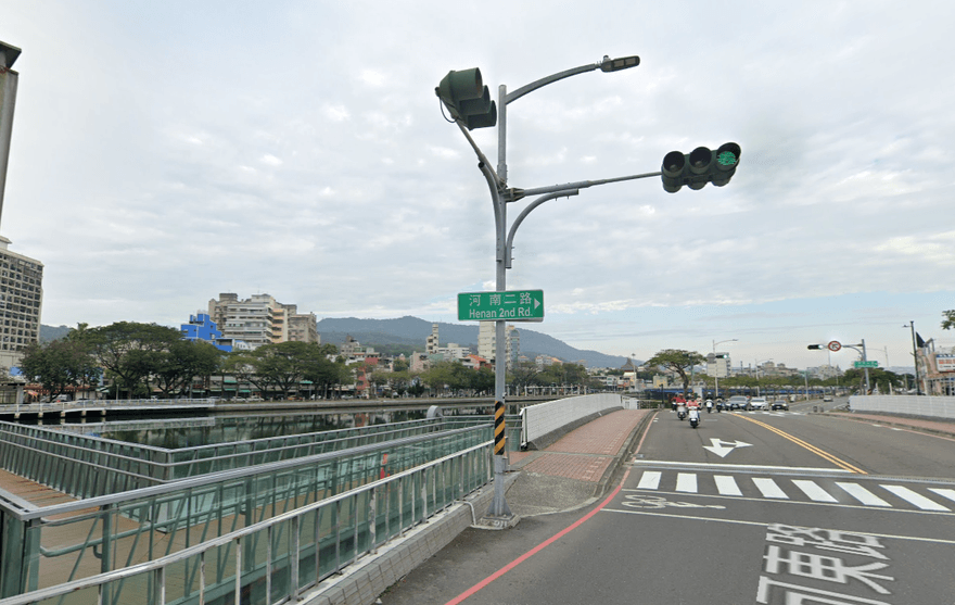 快訊/高雄愛河驚見男子落水　警消趕往救援送醫搶救