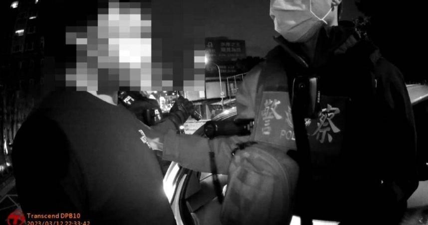 30歲媽寶通緝犯遭攔檢謊報弟身份　狂call媽媽求救…警方當場識破