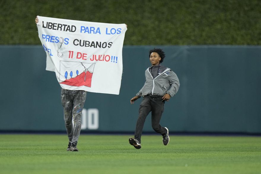 WBC棒球經典賽/美古大戰驚現吃屎哥？連3局都有抗議者亂入罕見