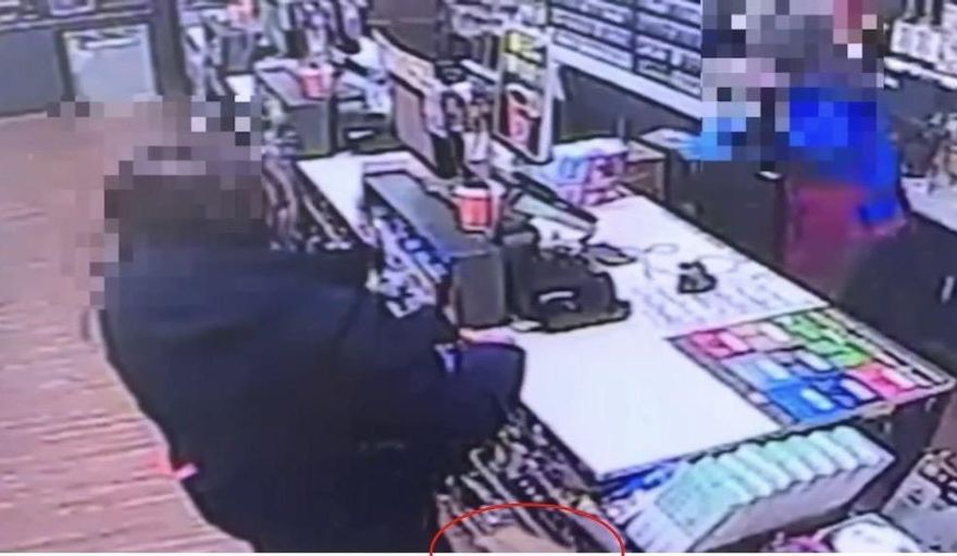 婦人櫃台結帳整包薪水袋滑落　警找到她歸還工資辛苦錢