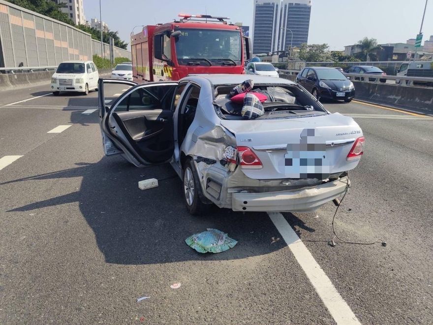 快訊/國1北上369K嚴重車禍！聯結車擦撞小客車　1人命危送醫