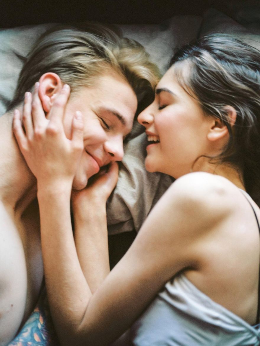 女友半裸躺床！醉男撲上「激情撞擊」爽完開燈臉綠　他錯愕：姊姊你為何在這？