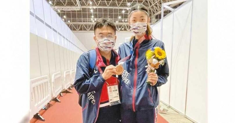 羅嘉翎過磅失格…教練尪遭出征　前國手妻忍半個月「孩子1句話」她崩潰發聲