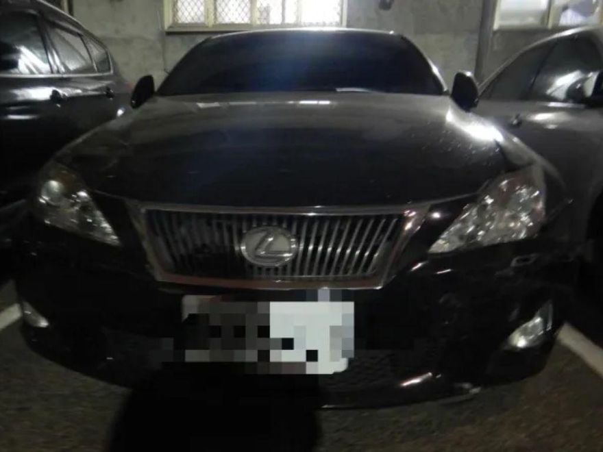 Lexus衝撞賓士逃逸！車頭毀損畫面曝　駕駛：以為碰到花盆