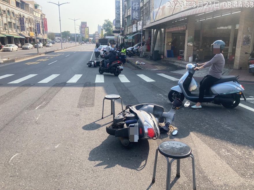 影/闖紅燈惹禍！自小客彷彿「打保齡球」橫掃　騎士遭噴飛轎車頂摔地