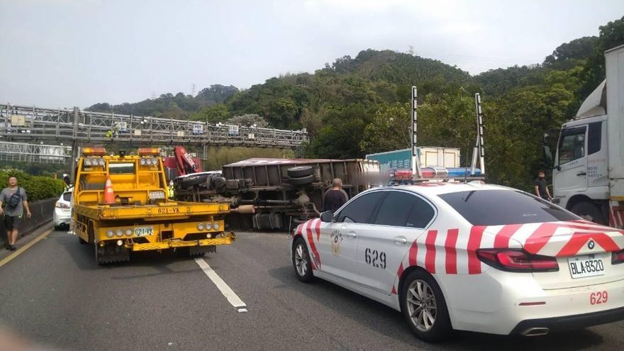 快訊/國道3號5車連環撞　1貨車翻覆2人送醫