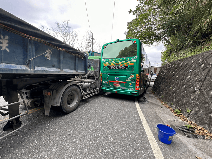 疑超車不當！砂石車卡遊覽車阻斷蘇花公路　回堵5公里