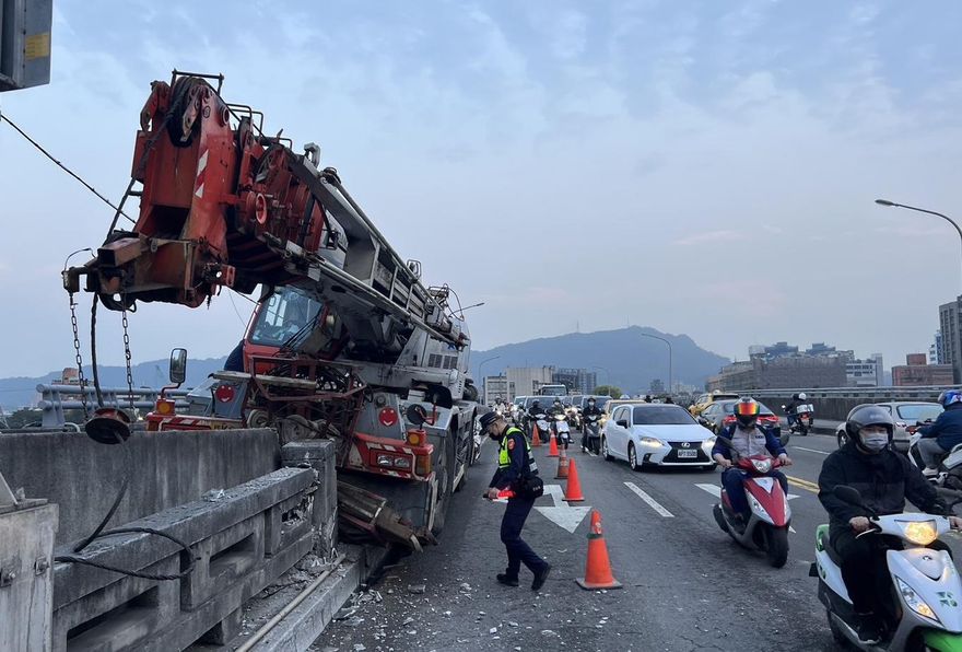 快訊/巨型吊車煞車失靈撞橋墩駕駛骨折　下班時段內湖塞爆警疏導中