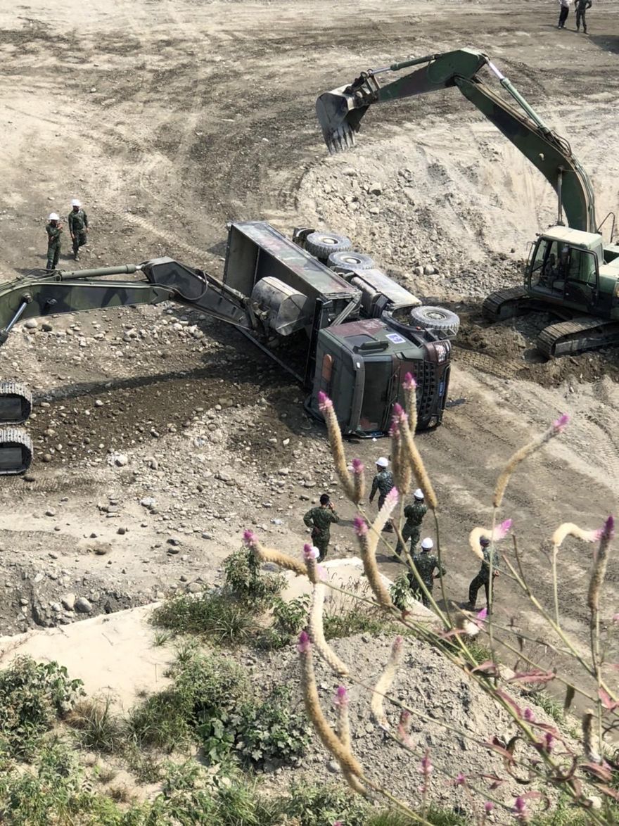 陸軍工兵清淤翻車　2人手部骨折急送醫！8軍團回應了