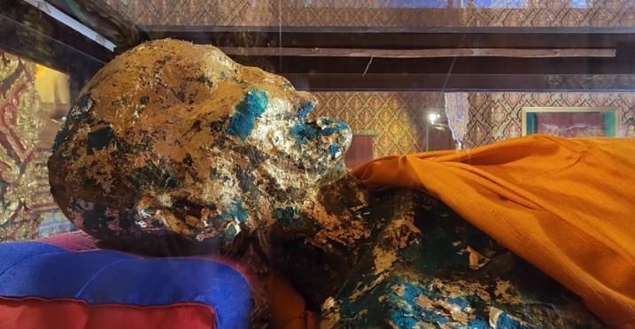 影/神力？泰國高僧圓寂22年遺體未腐、全身泛翠綠色　住持曝：當初火化燒不起來
