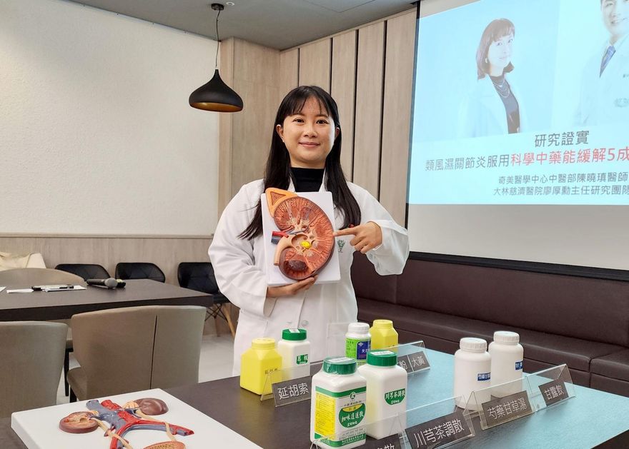 老師長年狂吞「止痛藥」竟罹末期慢性腎臟病！醫曝：女性發生率是男性「9倍」