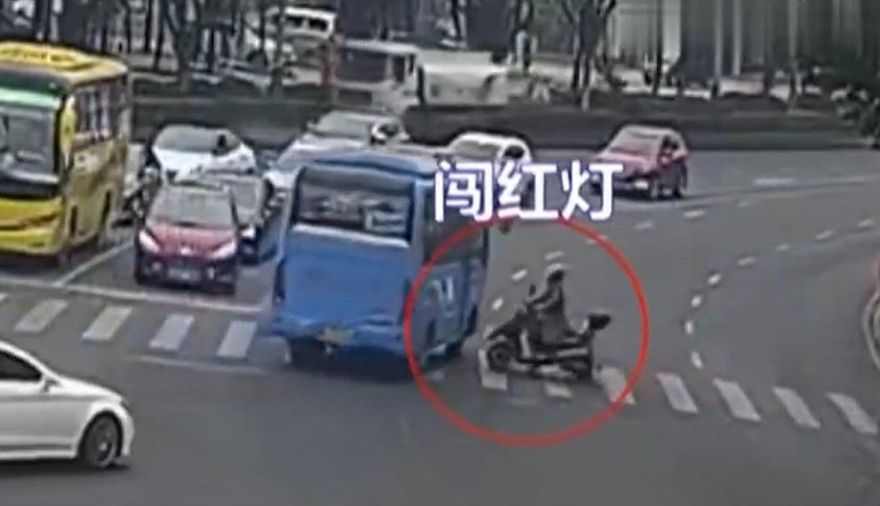 影/巧了！夫妻倆40分鐘內同一地闖紅燈撞車　網諷：不是一家人不進一家門