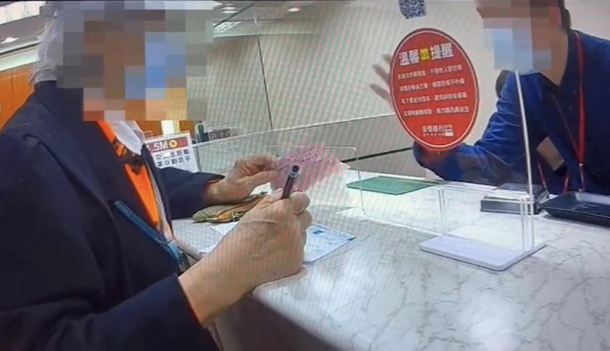 8旬婦遇老梗詐騙堅持匯款　嗆行員「不讓我匯還找警察、煩死了！」