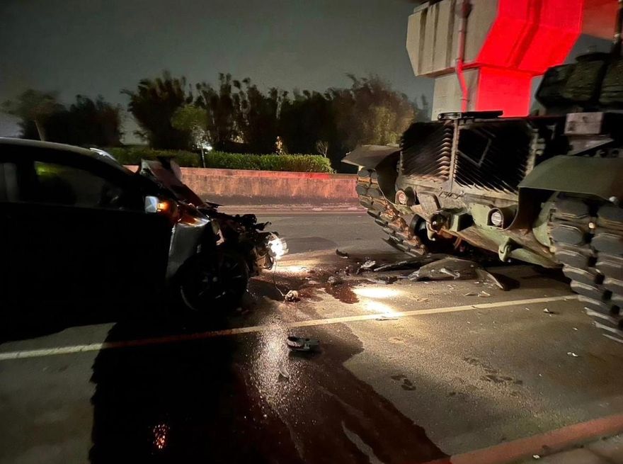 轎車追撞戰車畫面曝光！軍方證實駕駛受傷送醫