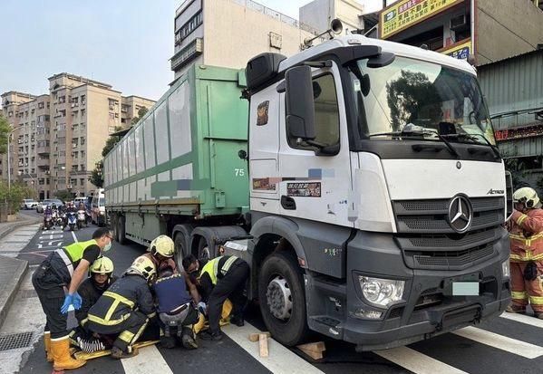 蘆洲老婦走車道遭拖板車撞倒　捲入車底肋骨骨折氣胸送醫