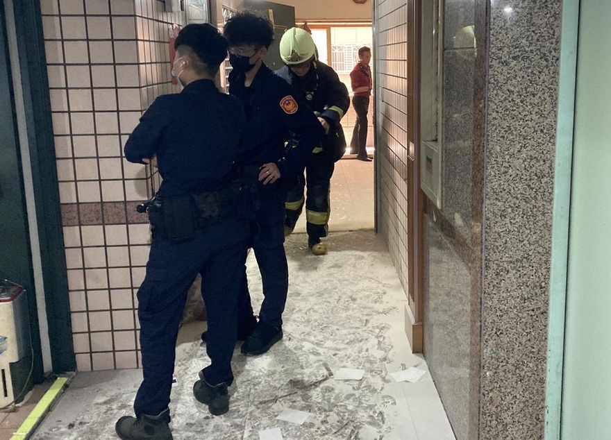 土城情侶吵架大樓冒煙嚇壞住戶　警消到場發現她拿這當武器發洩
