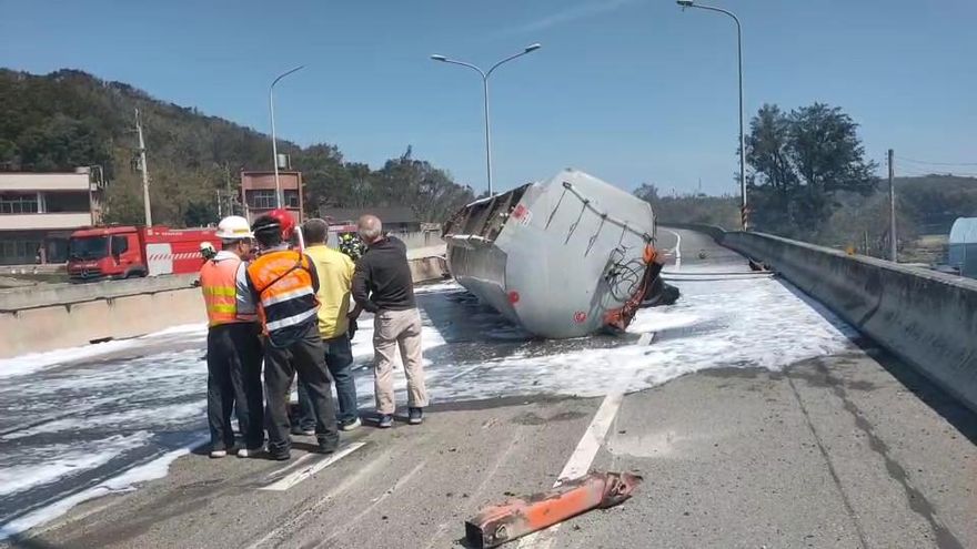 疑噴飛車外重傷　台61線油罐車翻覆駕駛不治！