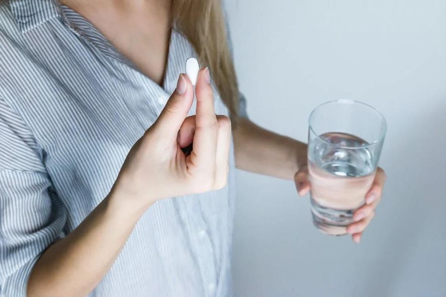 吃藥後躺下恐「食道穿孔」搭配「這水果」有致命危險！ 醫授正確吃藥方式