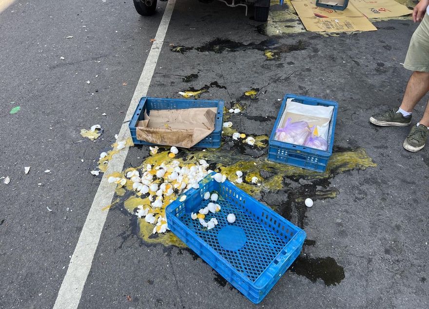 影/虧慘了！高雄運蛋車停路邊遭撞　3600顆雞蛋破光光