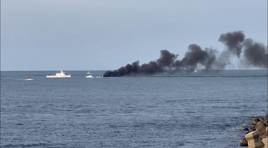 快訊/萬里外海驚傳火燒船！離岸2公里濃煙狂竄　船上3人狀況曝光