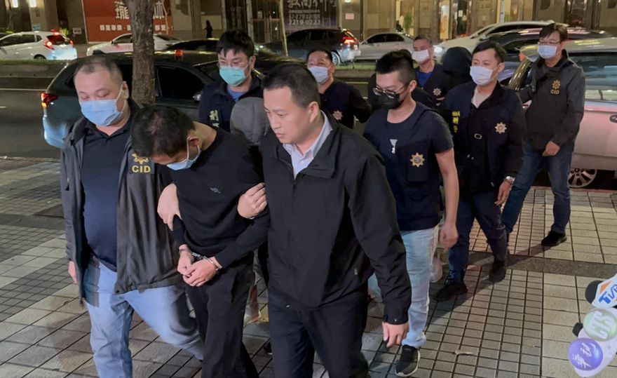 內湖500萬搶案！她開不成車行變上班族　弘仁會大哥出庭還在撩妹