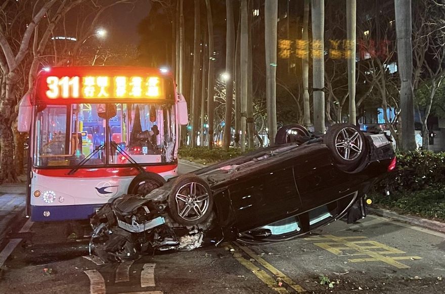 快訊/北市仁愛路賓士車飛撞公車　駕駛受困車內送醫急救