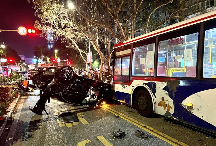 影/北市賓士車酒駕暴衝　撞斷百萬椰子樹　殃及無辜公車