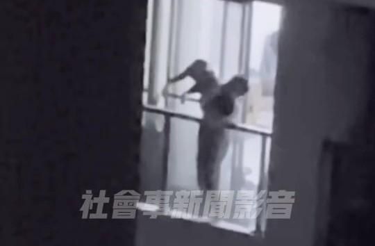 影/恐怖管教影像曝光！10樓陽台作勢扔兒下樓　目擊民眾急通報