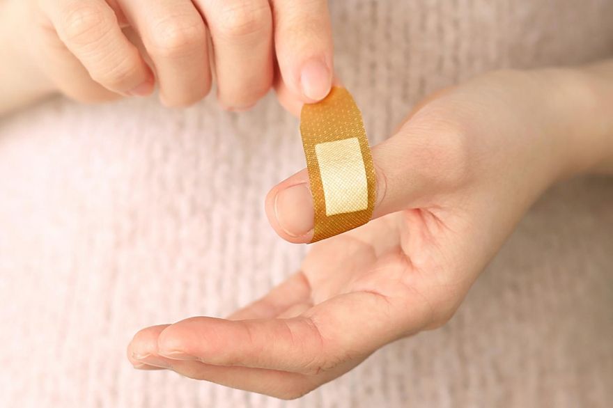 「生理食鹽水」開封後勿久放！ 藥師實測曝：傷口上灑細菌