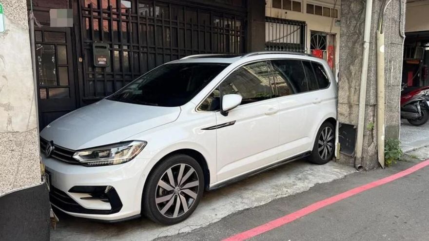 高手在迪化街！完美停車「卡柱」騎樓　網看到「這幕」驚呼怎進去的