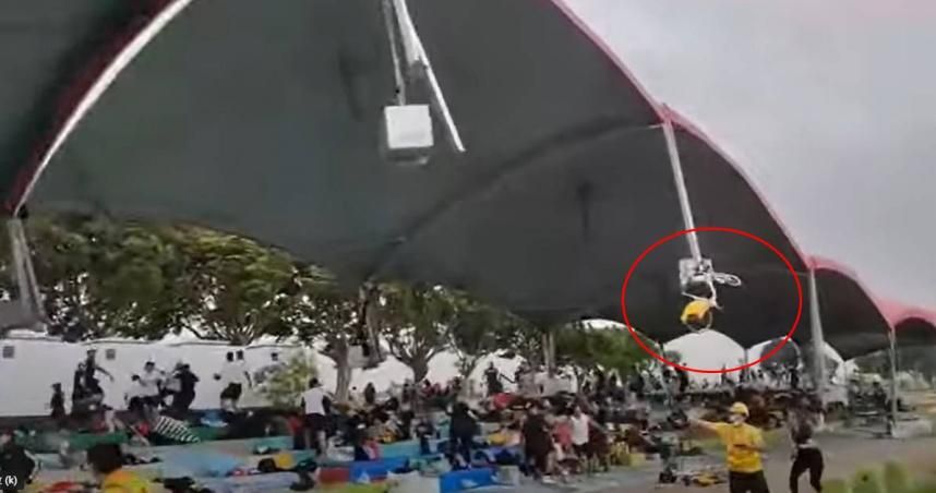 YouBike不敵強風「飛上天再砸落」！女星光腳急奔救子...驚呼：比個賽差點死掉