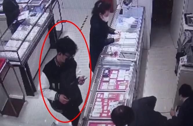 不對勁！「神秘豪客」擲千萬買光店內金條　機警店員果斷報警抓人