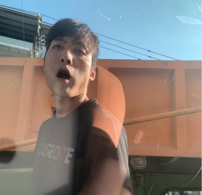 影/惡質！高雄砂石車大白天逼車攔車飆國罵　駕駛慘了！