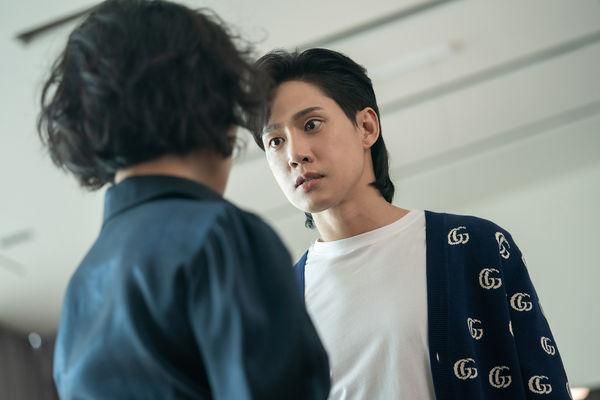 《黑暗榮耀》水泥窒息戲親自上陣！朴成勳拍完「7孔全是泥」　嚇喊：不能再拍第二次