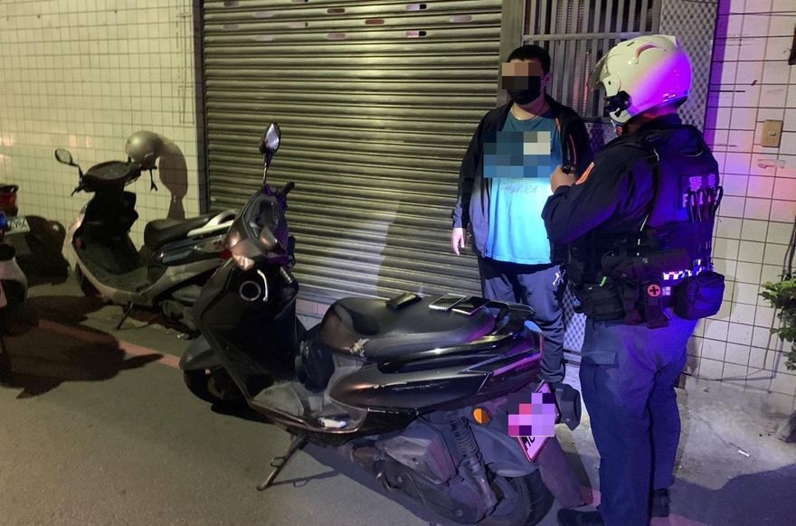 慣竊男見路邊機車鑰匙沒拔起盜心　下秒沒戴安全帽立刻被逮