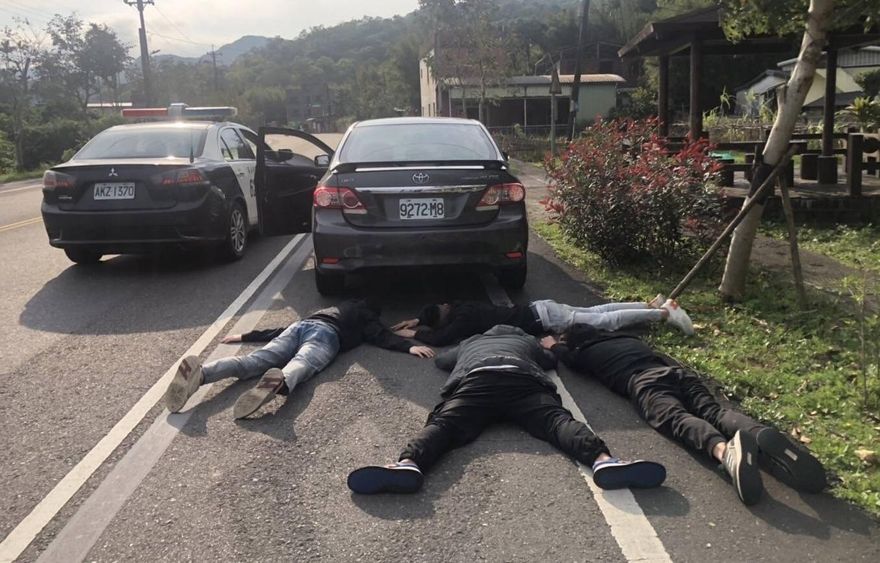 飛車攔截內湖500萬搶案4嫌　瑞芳2警：已做好開槍準備！