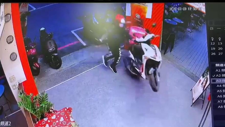 影/台中外送機車「翹孤輪」衝進店家　疑粗心忘了「這動作」釀意外