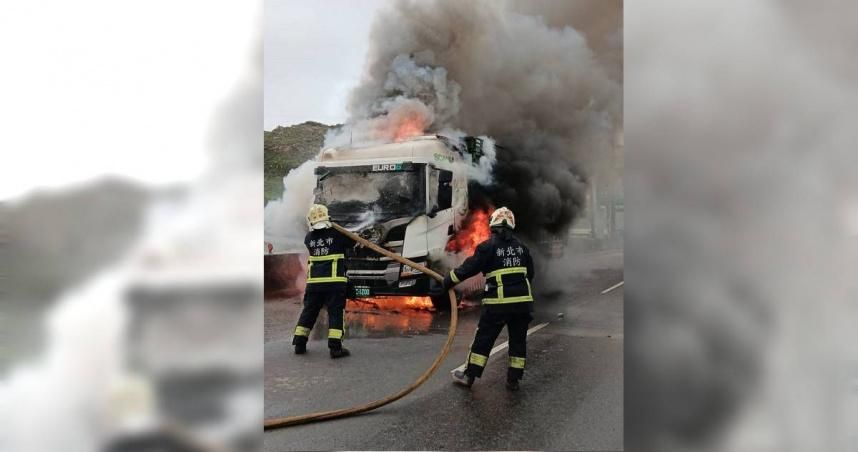 爆胎還硬開竄大火！聯結車燒成「車型骷顱頭」　駕駛幸躲死劫