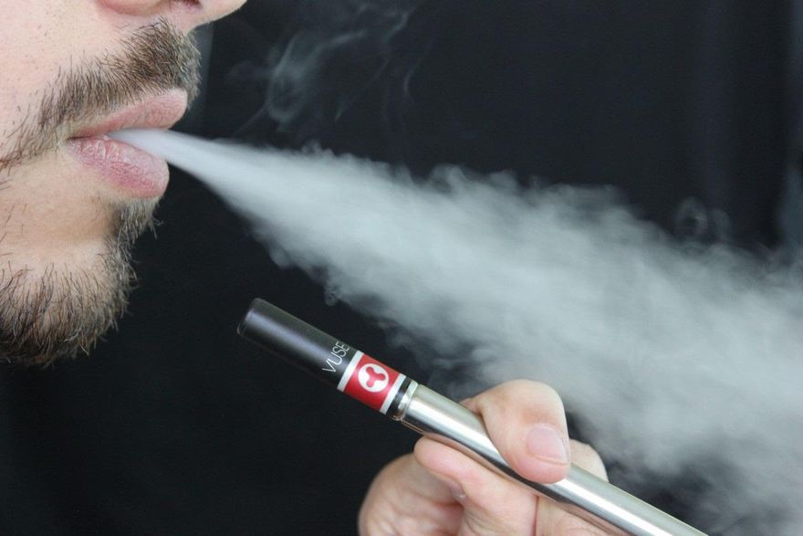 菸防法新制上路近4個月沒人理！國健署來硬的　吸電子煙代價罰鍰「1萬元」