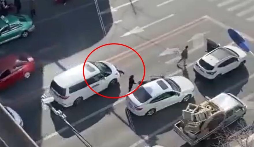 3人因行車糾紛大打出手　女副駕勸架卻遭推倒...下秒後方轎車急駛「直接輾過」