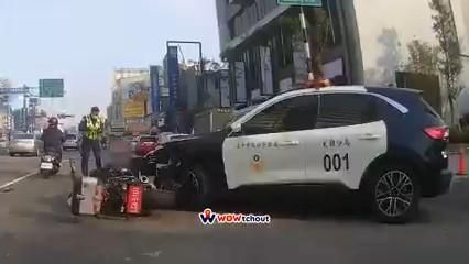 自己的車禍自己處理！警車路口撞重機　女騎士坐地哀嚎