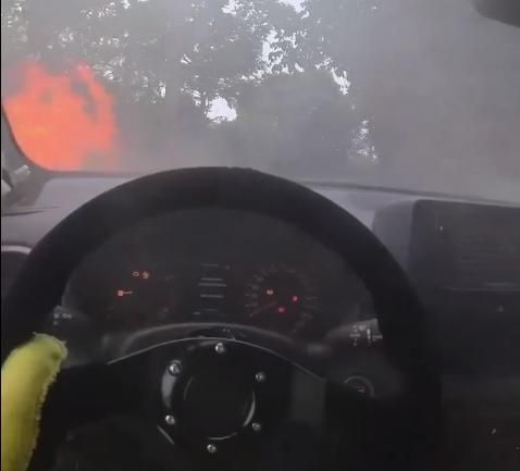 火燒車第一視角曝！廖老大兒遠征拉力賽引擎蓋突竄火　帶女友跳車逃死劫