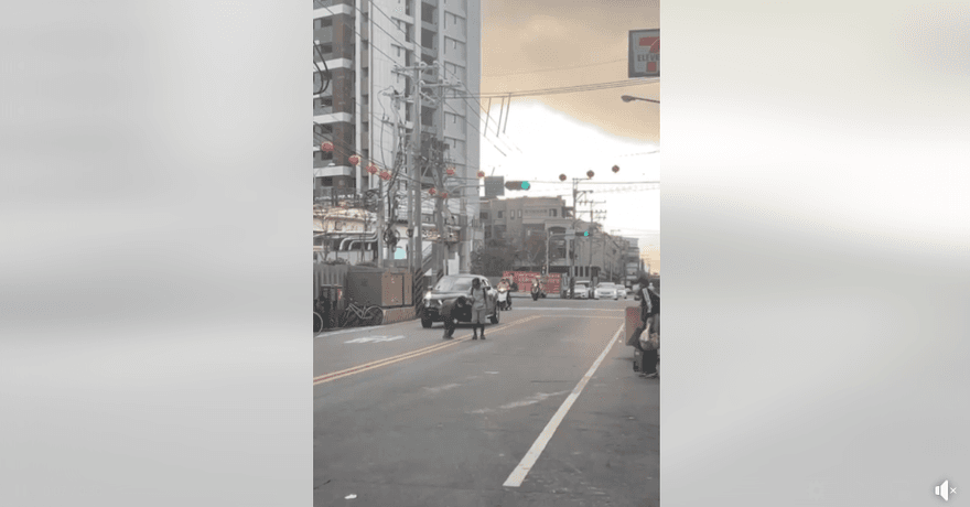 影/最美風景！「彎腰阿嬤」過馬路　棒球小球員幫扶慢慢走　網讚：真正男子漢