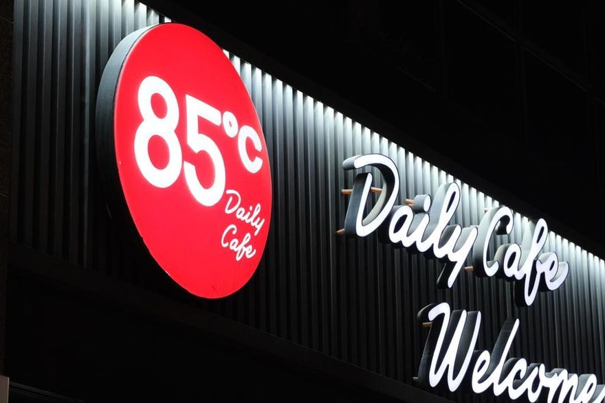 85度C遭爆外帶拿破崙蛋糕竟直接「放進塑膠袋」！店員：沒紙盒　官方回應了