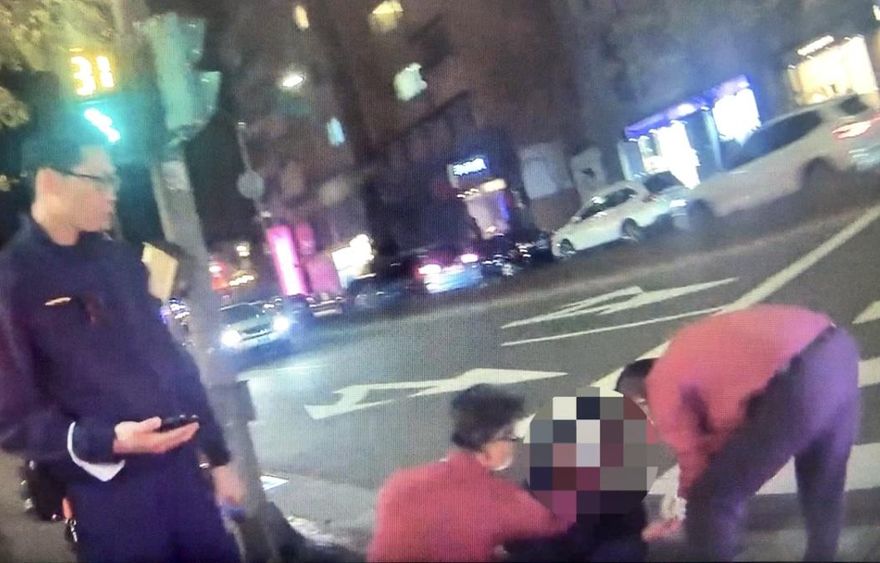 醉漢傍晚過馬路跌倒血流滿面　警傻眼：「哇！也跌的太嚴重了！」