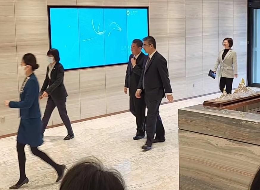 影/馬英九訪陸兩岸破冰　馬16:21飛抵上海浦東機場　國台辦副主任陳元豐接機