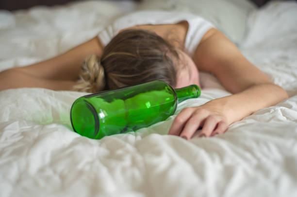 狂喝烈酒斷片睡死！她醒來驚見「腿比平常腫2倍」　1睡覺姿勢險截肢