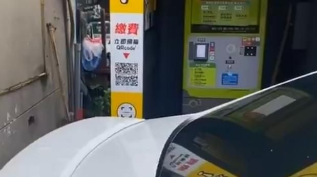 影/這種停車法太狠了！「繳費機整台堵住」網友火大喊話「直接踩過去」